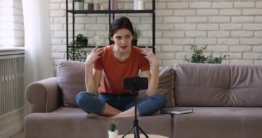 Güzel milenyum kadın blogcusu konuşan video kaydediyor.