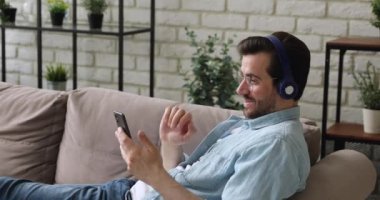 İnternette görüntülü konuşma yapan 30 'lu yaşlarda yakışıklı bir adam..