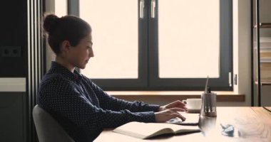 Yoğunlaştırılmış ciddi Hintli etnik köken serbest çalışan kadın..