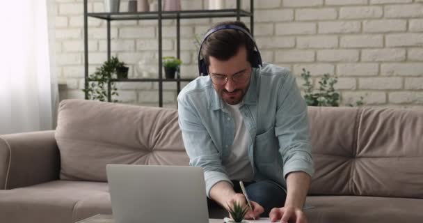 Sorrindo jovem bonito homem segurando vídeo chamada conversa. — Vídeo de Stock