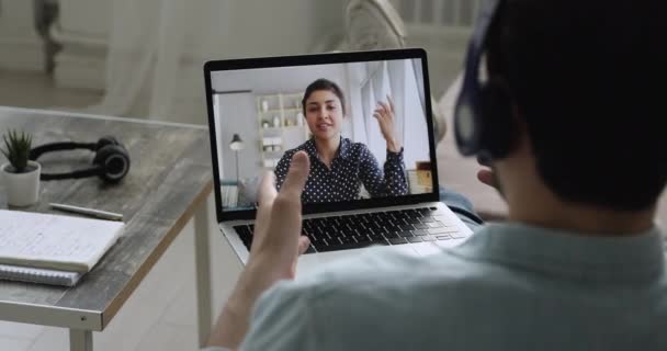 Giovane imprenditore concentrato che tiene una videochiamata con un collega indiano. — Video Stock