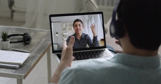 Gericht jonge zakenman die video call met Indiase collega. — Stockvideo