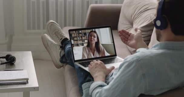 Ontspannen jonge man met video gesprek met vriendin. — Stockvideo