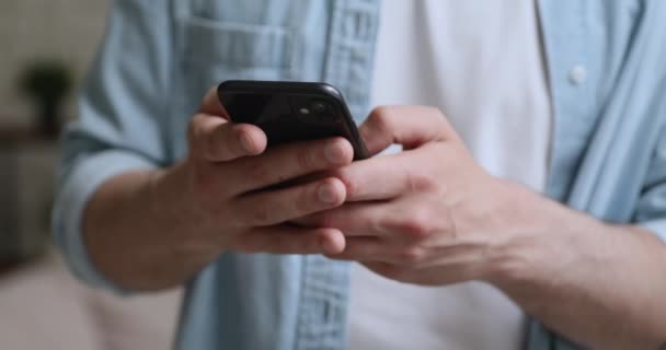 Gros plan jeune homme utilisant des applications de téléphonie mobile. — Video