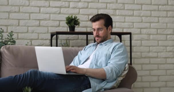 Pensativo calma relaxado homem trabalhando no computador em casa. — Vídeo de Stock