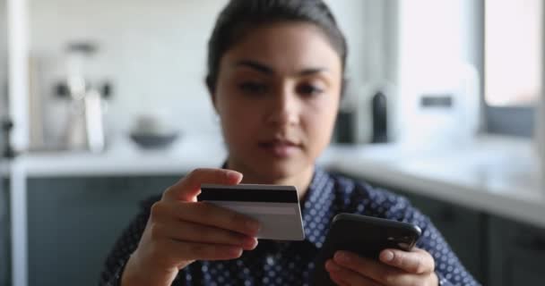 Stresszes ideges fiatal indiai etnikai nő belépő rossz fizetési információk. — Stock videók