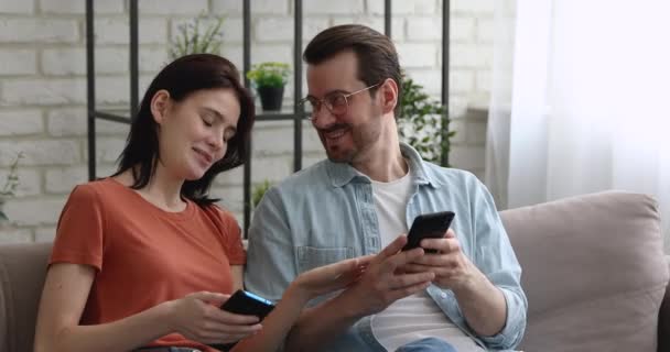 Happy millennial par bruger tid online, ved hjælp af mobile apps. – Stock-video