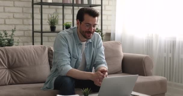 Smiling employee greeting colleagues at online meeting. — Stock Video
