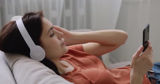 Relaxált Y-generációs nő választotta audio sávok mobil app. — Stock videók