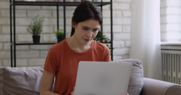 Glückliches Millennial-Mädchen schaut lustiges Video auf dem Computer. — Stockvideo