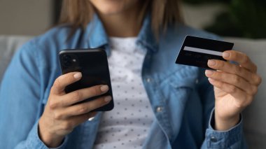 Cep telefonundan kadın alışverişinin pankart görüntüsü