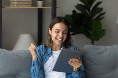 Çok mutlu bir kadın. Tablet satmaktan heyecan duyuyor.
