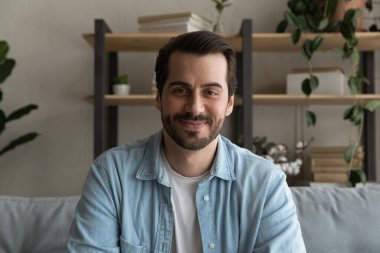 Video konuşmasında gülümseyen beyaz adamın portresi.