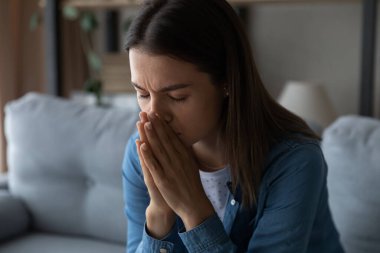 Genç bir kadın, kişisel sorunlarıyla stresli hissediyor.