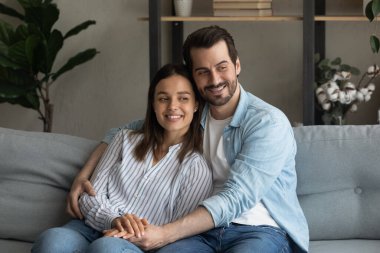 Mutlu çift evdeki kanepede dinleniyor.