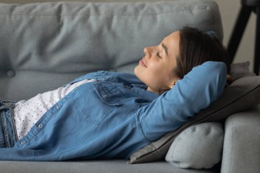 Sakin genç bayan kanepeye uzan ve hayal kur.