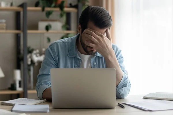Homem infeliz se sentir angustiado lendo carta de e-mail ruim — Fotografia de Stock