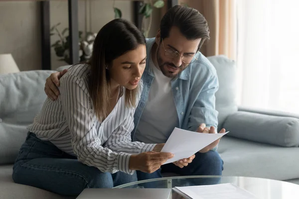 Konzentriertes Paar liest Nachrichten in Post-Papier-Brief — Stockfoto