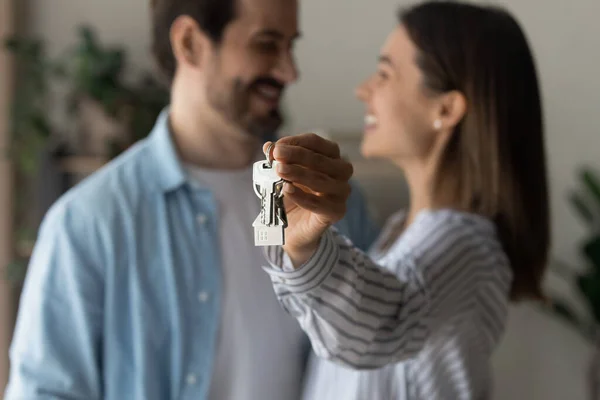 Primer plano de la feliz pareja mostrar las claves de un nuevo hogar — Foto de Stock