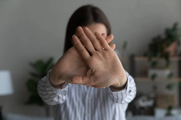 Zelfverzekerde vrouw protest show stop hand gebaar — Stockfoto