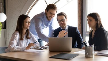 Çok ırklı çalışanlar eğitim kursunda iş sorunlarını çözmeyi öğrenirler.