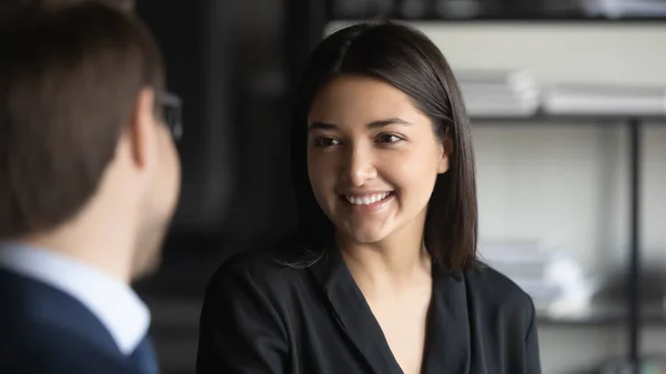 Heureuse femme d'affaires métisse accueillant un nouveau membre du personnel en fonction — Photo