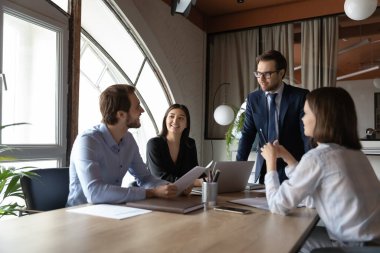 Çalışanlar tarafından dile getirilen fikirleri dinleyen ilgilenen erkek patron.