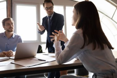 Kadın çalışanın, özenli erkek meslektaşlarına fikrini ifade etmesi ilham verici.