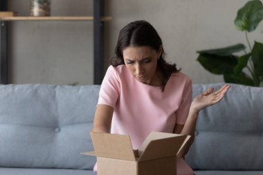 Mutsuz genç Arap kadın kaza yapmış olmaktan memnun değil..