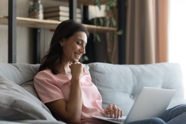 Gülümseyen bin yıllık Arap Hintli kadın bilgisayardan hoş e-postalar okuyor..