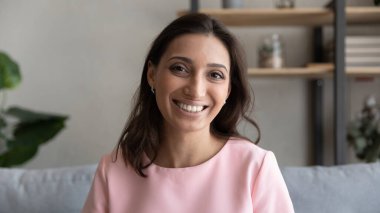 Gülümseyen Arap ırkı Hintli kadın kameraya bakıyor..