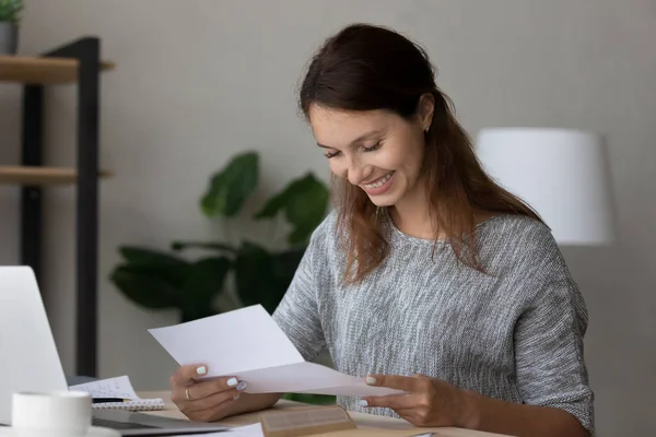 Glückliche Millennial-Frau liest Briefwechsel aus Papier. — Stockfoto
