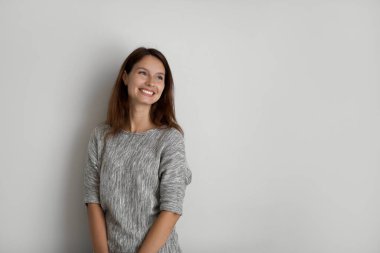 Hayalperest, gülümseyen genç, güzel bir kadın uzaktan bakıyor..