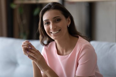 Çekici Arap Hintli çok ırklı kadının portresi.