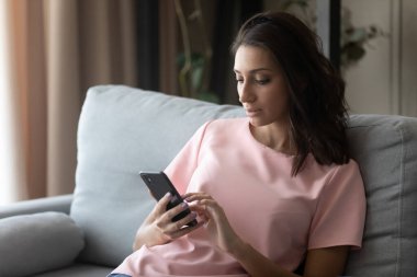 Sakin, rahat, Hintli kadın cep telefonu uygulaması kullanıyor..