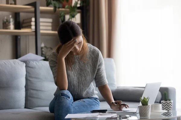 Ongelukkige jonge blanke vrouw voelt zich gestrest over gebrek aan geld. — Stockfoto