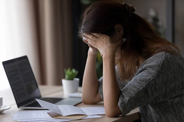 Wanhopige jonge vrouw kreeg correspondentie brief met slecht nieuws. — Stockfoto