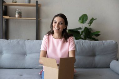 Gülümseyen bin yıllık çok ırklı kadın evinde paketleri açıyor..