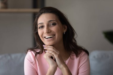 Kafasından vurulmuş, gülümseyen melez bir kadının portresi..