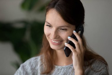 Mutlu milenyum hanımı arkadaşlarıyla sohbet ediyor, gezici sohbetler ediyor..