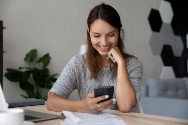 Sosyal ağlarda iletişim kuran gülümseyen milenyum kadınlarını okumaktan alıkoyan.