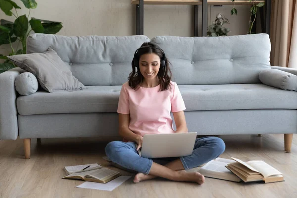 Felice bella millenaria donna di razza mista che studia online. — Foto Stock