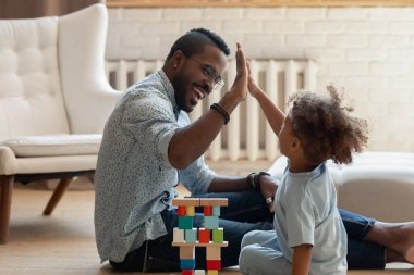 Küçük mutlu zenci çocuk babacığına beşlik çakıyor
