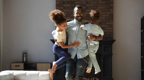 Afrikalı erkek bebek bakıcısı evde iki çocukla vakit geçiriyor. — Stok fotoğraf