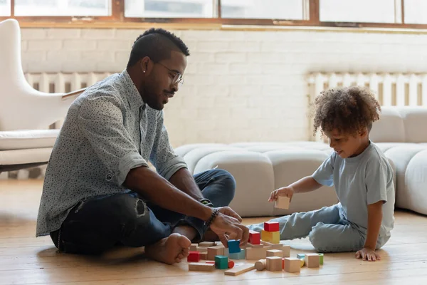 Glücklicher afrikanischer Vater und Vorschulsohn spielen Spiele, die den Geist entwickeln — Stockfoto