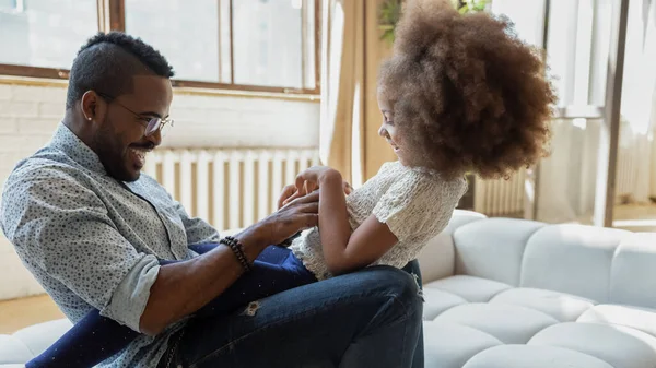 Lachender schwarzer älterer Bruder und jüngere Schwester zu Hause — Stockfoto