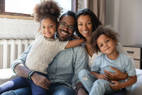 Портрет улыбающейся черной супружеской пары с двумя детьми — стоковое фото