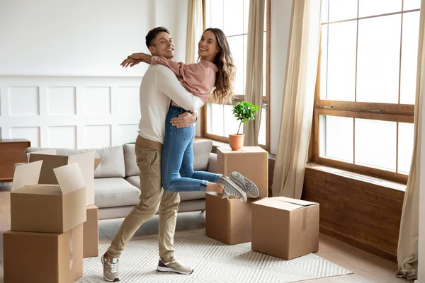 Mari soulève femme célébrant jour de déménagement dans une nouvelle maison — Photo