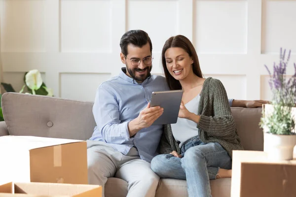 Happy couple locataires utilisent tablette le jour du déménagement — Photo