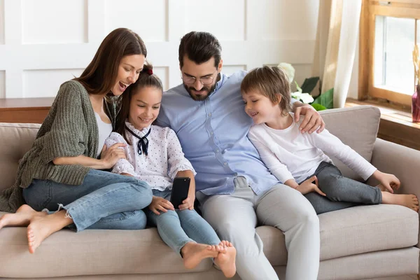 Счастливая семья с детьми смотрит видео на камеру дома — стоковое фото